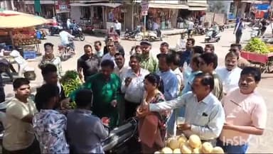 गुना नगर: गुना में रंग पंचमी पर निकलेगी पारंपरिक गैर, हिंदू उत्सव समिति ने दुकानदारों और लोगों को पीले चावल देकर आमंत्रित किया