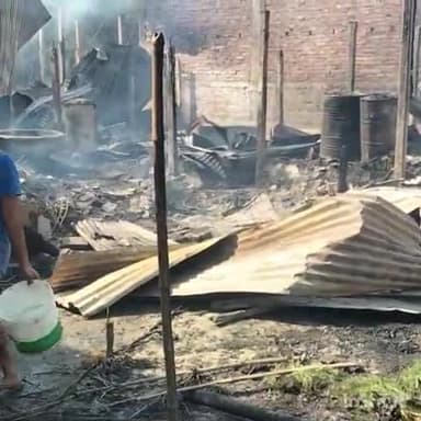 नरपतगंज: नाथपुर में हुए भीषण अग्निकांड में दो दर्जन घर जलकर राख, लाखों की क्षति