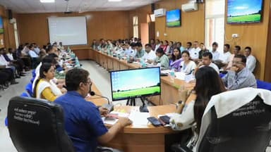 झाबुआ: ज़िला कलेक्टर की अध्यक्षता में कलेक्टर कार्यालय में टीएल बैठक हुई आयोजित