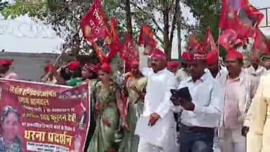 चंदौली: निषाद पार्टी ने कलेक्ट्रेट पर किया विरोध प्रदर्शन, फूल्लन देवी पर टिप्पणी व एससी आरक्षण को लेकर SDM को सौंपा ज्ञापन