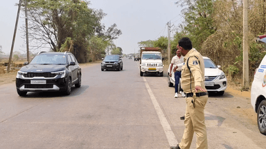 अकलतरा: अकलतरा NH-49 पर यातायात पुलिस ने इंटरसेप्टर गाड़ी के माध्यम से ओवर स्पीड गाड़ियों पर लगाया फाइन