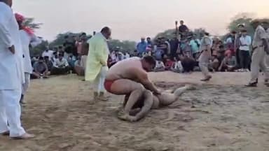 राजाखेड़ा: राजाखेड़ा में तीज कुश्ती दंगल का आयोजन हुआ, बराबरी पर छूटी 31 हजार रुपये की आखिरी कुश्ती