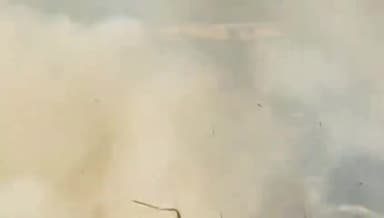 देेेवरिया: पथरदेवा कस्बे के पास पोखरी के झाड़ियों में लगी भीषण आग, ग्रामीणों ने पाया काबू