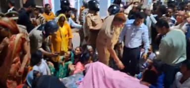 फैज़ाबाद: अयोध्या में शव रखकर परिजनों ने किया प्रदर्शन, प्रशासन की मौजूदगी में देर रात हुआ अंतिम संस्कार