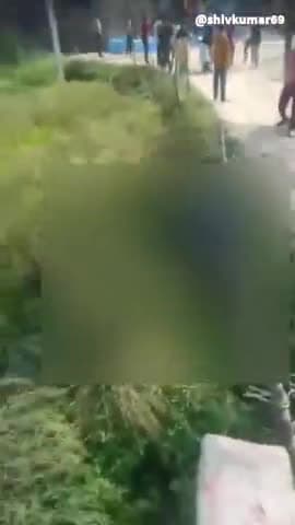 दो पक्षों में हुई मारपीट का वीडियो सोशल मीडिया पर वायरल दियोरिया कोतवाली के गांव मीरपुर रतनपुर का मामला।