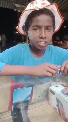 मेजा: मेजा रोड बाजार में इधर-उधर भटक रहे किशोर का वीडियो लोगों ने बनाया, सोशल मीडिया पर हुआ वायरल