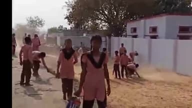 मिर्ज़ापुर: विंध्याचल थाना क्षेत्र के कामापुर भौवरहा प्राथमिक विद्यालय में पढ़ने वाले छात्रों से झाड़ू लगवाने का वीडियो हुआ वायरल