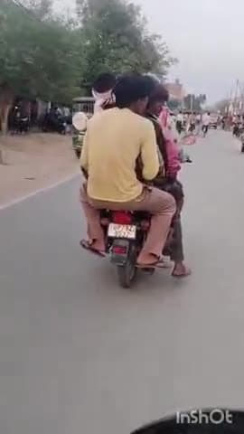 अजीतमल: कोतवाली अजीतमल क्षेत्र के बाबरपुर मार्ग पर एक बाइक पर 5 लोगों के सवार होने का वीडियो हुआ वायरल, ₹12000 का कटा चालान