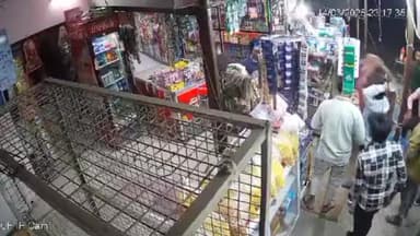 बांसगांव: बलुआ बुजुर्ग में उधारी का सामान ना देने पर मनबढ़ों ने दुकान में की तोड़फोड़, दुकानदार को लाठी-डंडे से पीटा, वीडियो वायरल