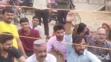 बहराइच: चांदमारी नई बस्ती में जलभराव की समस्या से परेशान लोगों ने सड़क जाम कर किया प्रदर्शन, धरने पर बैठे