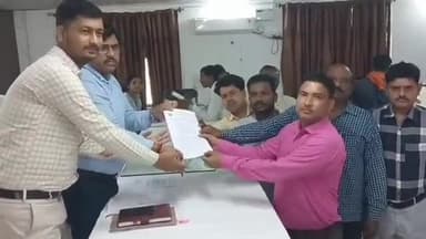 तमकुही राज: तमकुहीराज में पत्रकारों ने सीतापुर के पत्रकार की हत्या को लेकर राज्यपाल को संबोधित पत्रक तहसीलदार को सौंपा