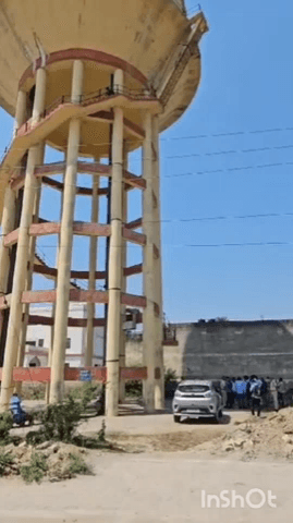 भरतपुर: जवाहर नगर कॉलोनी में अनुकंपा नियुक्ति की मांग को लेकर जहर की शीशी लेकर पानी की टंकी पर चढ़ा युवक