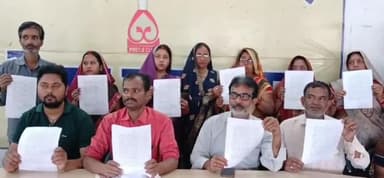 गोरखपुर: जर्नलिस्ट प्रेस क्लब में जटेपुर दक्षिणी निवासी ने प्रेस कॉन्फ्रेंस कर भू माफिया पर जमीन हड़पने की साजिश का लगाया आरोप