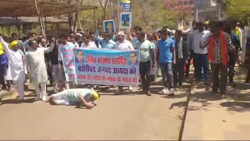 आज जिला कलेक्ट्रेट में एक #sc_ब्लॉक अध्यक्ष होने के कारण बहोरीबंद ब्लॉक सीओ की तानाशाही इतनी ज्यादा है