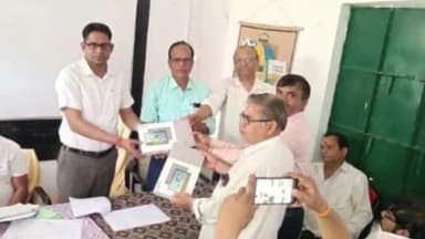 बेंगाबाद: संसाधन केंद्र में प्रखंड कार्यक्रम पदाधिकारी कृष्णदेव सिंह ने विद्यार्थियों को टैबलेट वितरण के लिए शिक्षकों को सौंपे