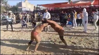 राजाखेड़ा: राजाखेड़ा में ऐतिहासिक चौथ कुश्ती दंगल में पहलवानों ने दिखाया दम, शेरा पहलवान ने जीती ₹2 लाख की आखिरी कुश्ती