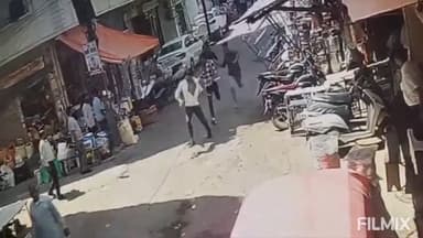 मुरैना नगर: गंगा पब्लिक स्कूल के बाहर छात्र के साथ बेल्ट से की गई मारपीट, वीडियो आया सामने; आरोपियों की तलाश में जुटी पुलिस