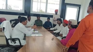 आज मिर्जापुर स्टेशन अधीक्षक महोदय रविंद्र कुशवाहा जी और अध्यक्ष राजेंद्र प्रजापति और ऑटो चालक व ई रिक्शा चालक भाइयों के साथ एक बैठक हुआ जिसमें अधीक्षक जी के द्वारा यह बताया गया किअपने वाहन को वाहन पार्किंग मे ही लगाये जिससे जामसे निजात मिले