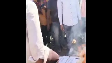 झाबुआ: पारा में हिंदू संगठन ने पुलिस की अर्थी का पुतला फूंका