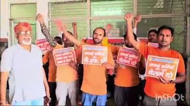 रायबरेली: शहर स्थित रेलवे स्टेशन पर उत्तर रेलवे कर्मचारी यूनियन के बैनर तले संविदा सफाई कर्मचारी कर रहे हैं प्रदर्शन