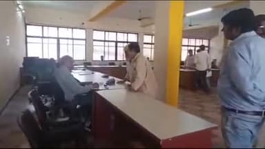 टीकमगढ़: कलेक्टर कार्यालय में जनसुनवाई का हुआ आयोजन, अधिकारियों ने लोगों की सुनीं समस्याएँ