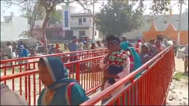 धनौरा: गजरौला के मां ललिता देवी मंदिर पर प्रसाद चढ़ाने के लिए श्रद्धालुओं की लगी भीड़, पुलिस रही तैनात