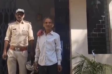 लखीसराय: मानिकपुर थाना परिसर से पुलिस ने वारंटी को गिरफ्तार किया, कोर्ट में पेश किया गया