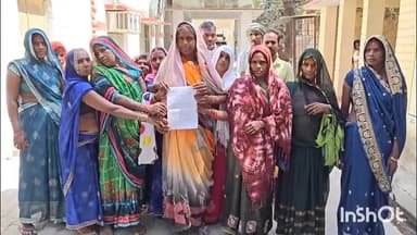 मिर्ज़ापुर: महमलपुर गांव के ग्रामीणों ने कलेक्ट्रेट में डीएम को ज्ञापन सौंपकर ग्राम प्रधान पर आवास के लिए रुपए मांगने का आरोप लगाया