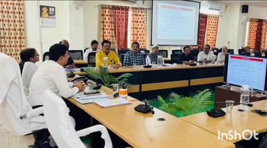 गुना नगर: कलेक्टर ने कलेक्ट्रेट में राष्ट्रीय और राज्य स्तरीय राजनीतिक दलों के लोगों के साथ की बैठक, मांगे सुझाव