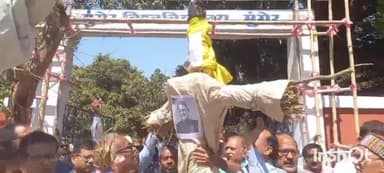 मुंगेर: मंत्री विजय चौधरी का पुतला फूंका, कॉलेज कर्मियों ने की नारेबाजी, महासंघ के आह्वान पर कल विधानसभा के सामने प्रदर्शन