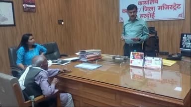 हरदोई: कलेक्ट्रेट ऑफिस में बुजुर्ग शिवकरन ने खेत पर कब्जे की शिकायत की, डीएम बोले- 'दद्दा, अब आपको दुबारा नहीं आना पड़ेगा'
