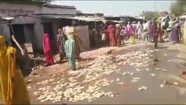 चंदौली: नसीरपुर में शराब ठेका बंद कराने को लेकर महिलाएं हुईं उग्र, ठेके में तोड़फोड़ कर शराब को सड़क पर बहाया