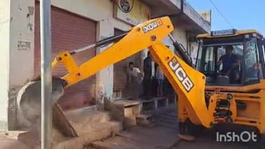 धौलपुर: जगदीश टॉकीज के पास से नाली पर बने अतिक्रमण को प्रशासन ने हटाया