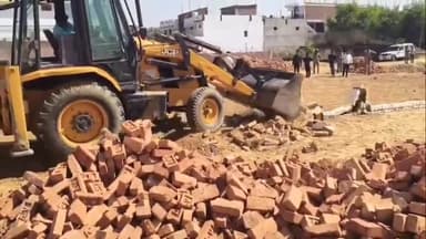 बस्ती: बीडीए की टीम ने मूढ़घाट और घरसोहिया में अवैध प्लाटिंग को जेसीबी लगाकर कराया ध्वस्त