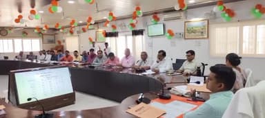 कर्वी: डीएम की अध्यक्षता में प्रधानों के विरुद्ध लंबित जांच निस्तारण के संबंध में कलेक्ट्रेट सभागार में बैठक संपन्न