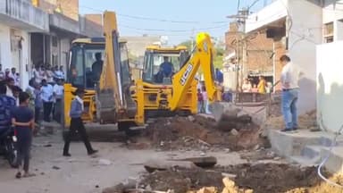 धौलपुर: नगर परिषद की टीम ने जगदीश तिराहे के पास से अतिक्रमण हटाया