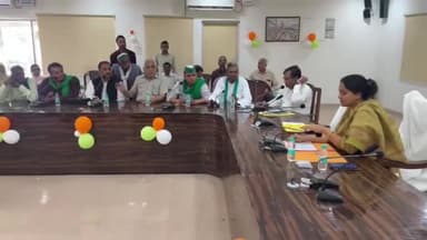 अमरोहा: अमरोहा के डीएम ने किसान दिवस पर किसानों की समस्याएं सुनी, बिजली अधिकारियों को लगाई फटकार