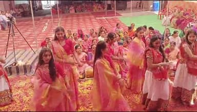 बांसवाड़ा: शहर के सुरज पोल स्थित बड़ा रामद्वारा में महंत और संत के सानिध्य में रंग पंचमी की धूम मची