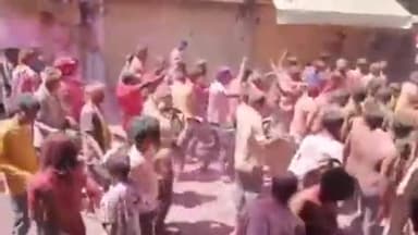 झाबुआ: रंग पंचमी पर झाबुआ में निकला विशाल गैर, भाजपा जिला अध्यक्ष सहित कई नेता झूमते नज़र आए