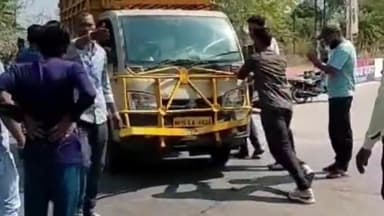 सागर नगर: मकरोनिया थाना क्षेत्र में नरसिंहपुर रोड पर पेट्रोल पंप के पास ई-रिक्शा को पिकअप वाहन ने टक्कर मारी