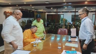 सिंगरौली: पूर्व विधायक रामलल्लू बैस के नेतृत्व में प्रतिनिधिमंडल ने NCL सीएमडी से मुलाकात की, सीएमडी ने उचित मुआवजा देने का आश्वासन दिया