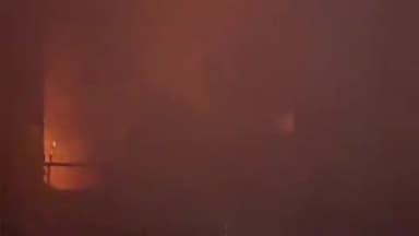 फिरोज़ाबाद: कोटला रोड स्थित एक कबाड़ के गोदाम में भीषण आग लगने से मची अफरा-तफरी