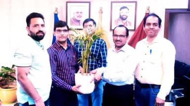 भिवानी: सम्मान एक प्रयास समिति ने हरियाणा शिक्षा बोर्ड के चेयरमैन डॉ. राजेश कुमार का पौधा भेंट कर किया स्वागत