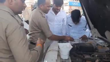 मुरैना नगर: बैरियर चौराहे पर यातायात पुलिस ने हूटर और पदनाम लिखे फोर व्हीलर वाहनों पर की चालानी कार्रवाई