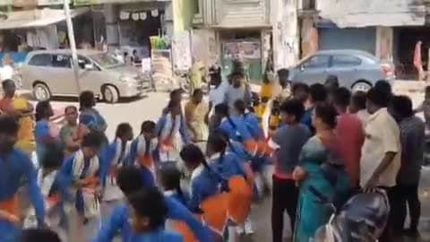 పిచ్చాటూరు: పిచ్చాట్టూరు అంగన్వాడి టీచర్ శ్రీవాణి మృతి పట్ల పండరి భజన చేస్తూ నివాళులర్పించిన చిన్నారులు