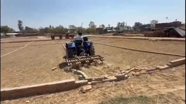 रुदौली: कूढ़ा सादत में खलिहान की सरकारी भूमि पर अवैध प्लाटिंग की गई जुताई, नायब तहसीलदार रहे मौजूद