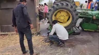 झांसी: वनगुवां के पास श्रद्धालुओं से भरी ट्रैक्टर ट्रॉली पलटी, एक किशोरी की मौत, दो दर्जन से ज्यादा घायल झांसी में चल रहा इलाज