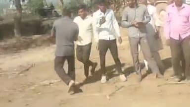 धनौरा: गजरौला के गांव नगलिया मेव में गन्ना कीरे केंद्र पर घटतौली से किसान परेशान, किया हंगामा