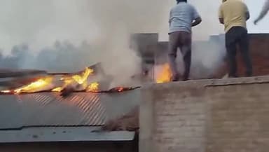 कर्वी: चित्रकूट रैपुरा में अज्ञात कारणों से चार घरों में लगी आग, घर का सामान जलकर हुआ राख