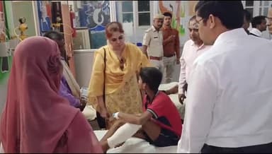 बांसवाड़ा: संभागीय आयुक्त ने राजकीय महात्मा गांधी अस्पताल का किया औचक निरीक्षण, व्यवस्था सुधारने के दिए निर्देश